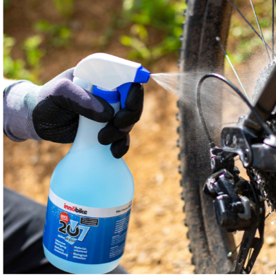Aplicando Innobike 207 Active Wash sobre la bicicleta
