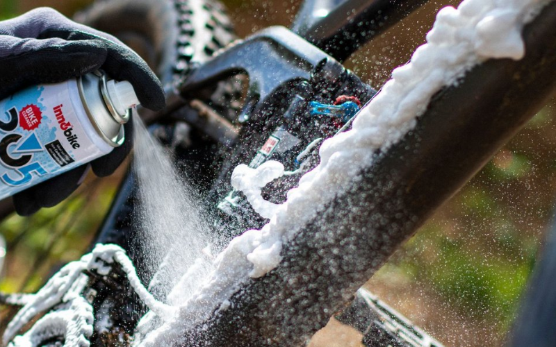 Pulverizar espuma en seco sobre bicicleta. Limpiar con agua o sin agua. Para acero, carbono, laca-mate