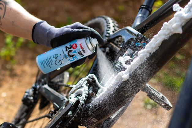 Dejando que la espuma activa de 205 se acumule y actúe sobre la suciedad para una limpieza en seco