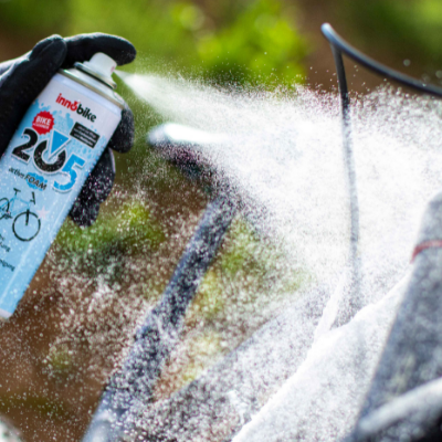 Aplicando 205 Active Foam sobre el cuadro de la bicicleta